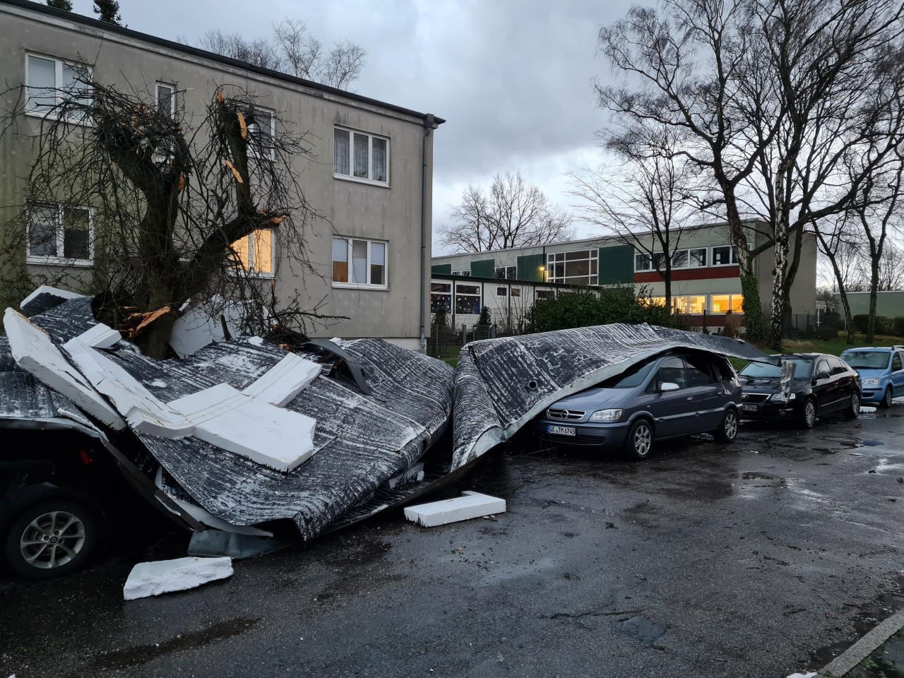 Unwetter in NRW: In Gelsenkirchen stürzten Teile eines Flachdaches auf die Straße und beschädigten Autos.