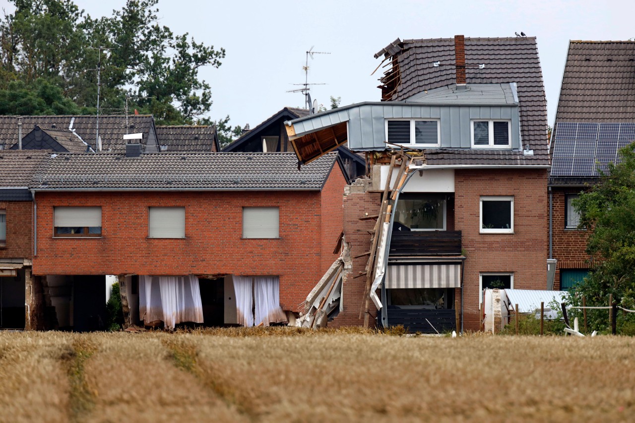 Die Hochwasser-Katastrophe in NRW hat viele Häuser zerstört – deshalb will der Rentner helfen.