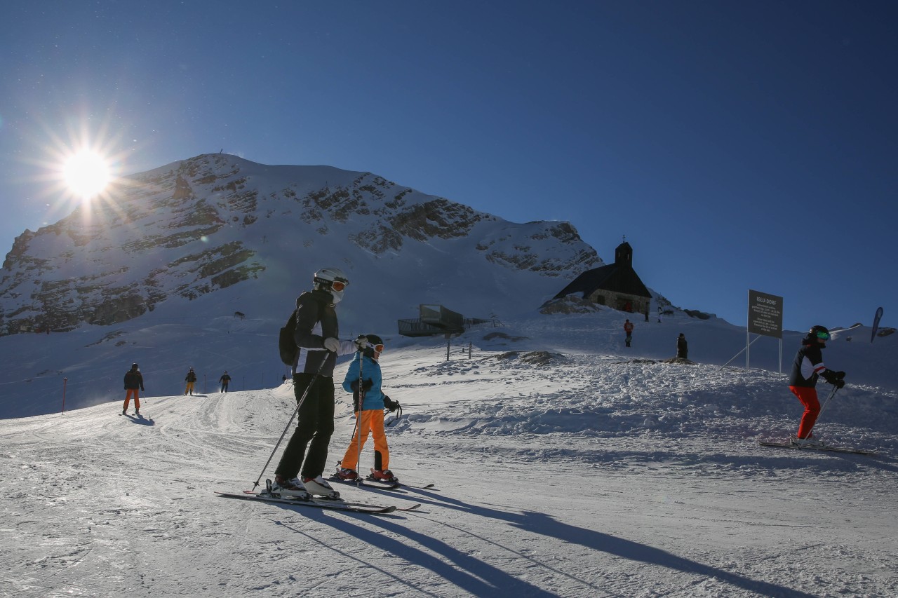 Bei den aktuellen Temperaturen ist bei den meisten eher ein Ski-Urlaub angesagt. Doch im Sommer könnten es wieder Massen in den Städten und an die Küste Deutschlands ziehen. (Symbolbild)