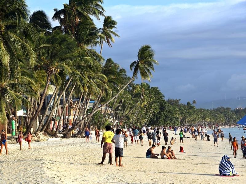 Urlaub am Strand der Insel Boracay auf den Philippinen. Das Land erleichtert die Einreise für internationale Touristen weiter.