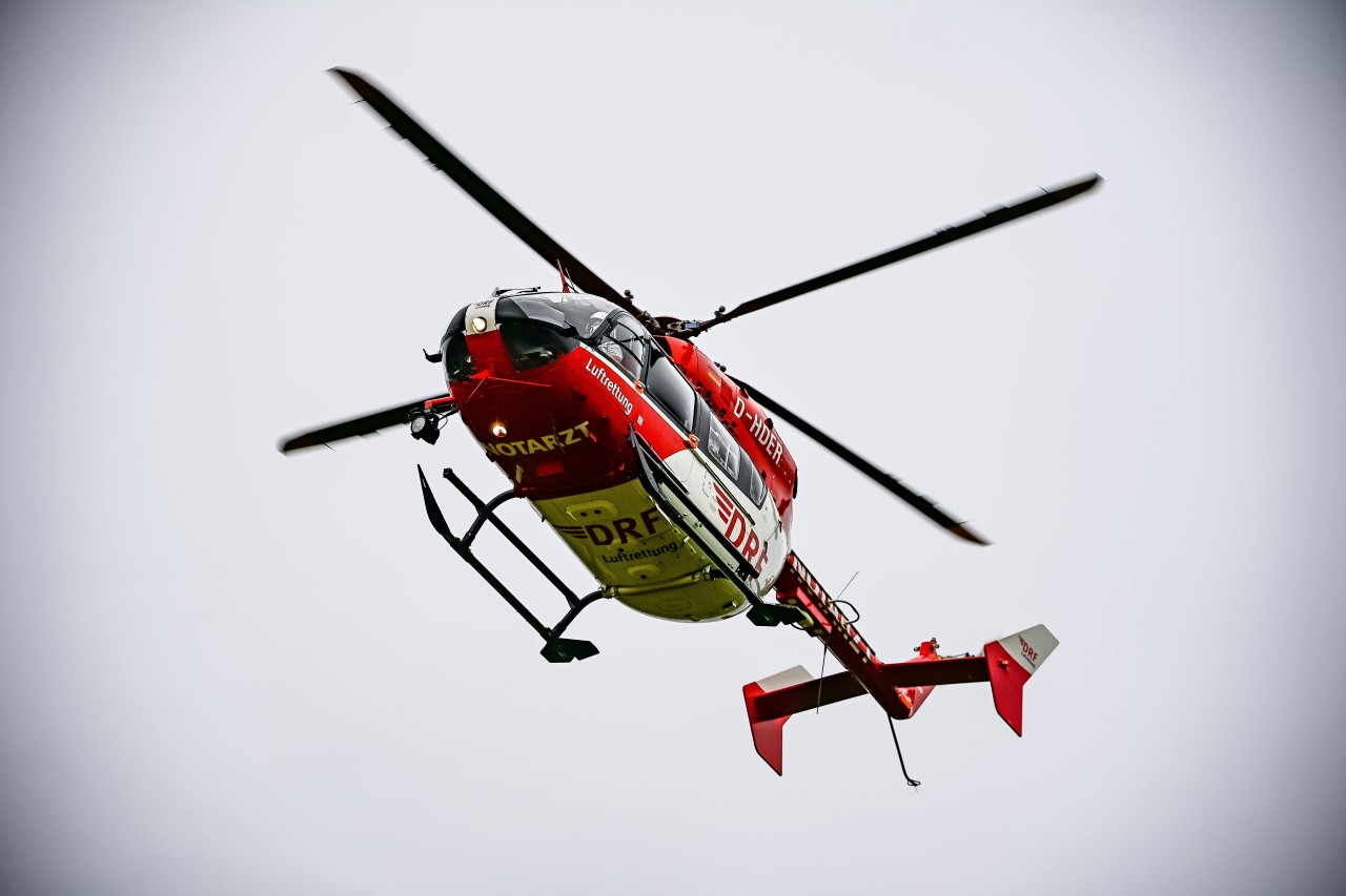 Ein Hubschrauber landete am Sonntag neben der A2 in NRW. (Symbolbild)