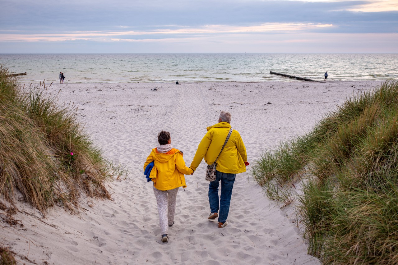 In der Hauptsaison wird der Strand an der Ostsee mit Urlaubern wieder voller.