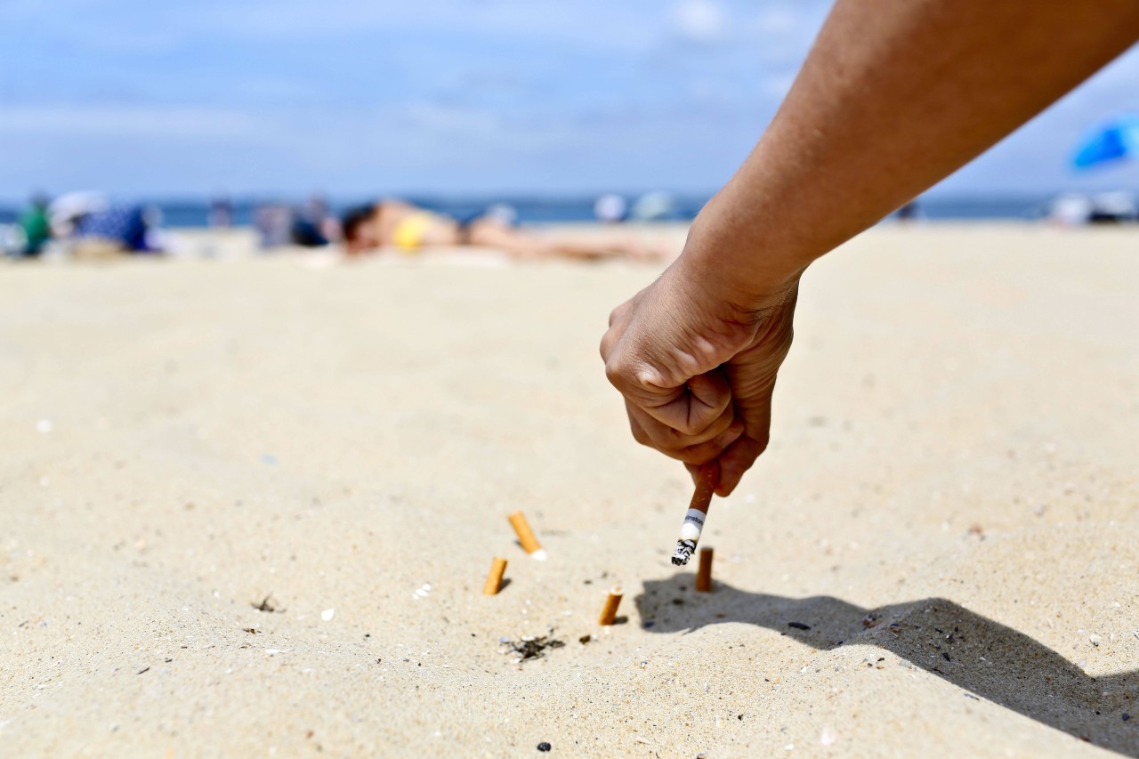 Urlaub an der Ostsee: Weggeworfene Zigarettenkippen stellen eine ernsthafte Gefahr dar. (Symbolbild)