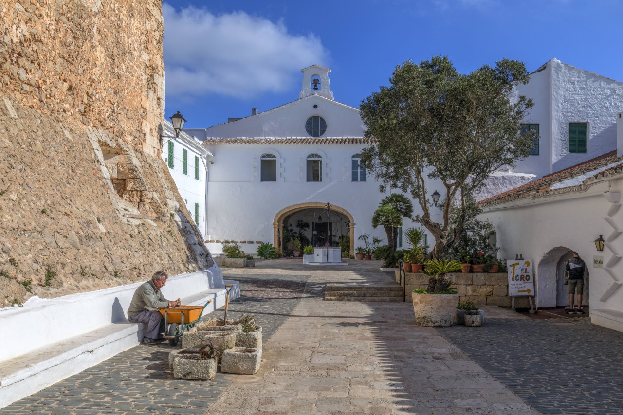 Urlaub in Spanien: Das Örtchen Es Mercadal auf Menorca. 