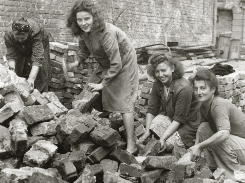 Und es gab sie doch, auch in Essen: Frauen putzen 1946 mit Hämmern in der Innenstadt Trümmersteine, die dann für den Wiederaufbau verwendet wurden - hinter der Gruppe ist das aufgeschichtete Material erkennbar. Für den bekannten Fotografen Willy van Heekern gab es trotz der schweren Arbeit ein Lächeln. 
