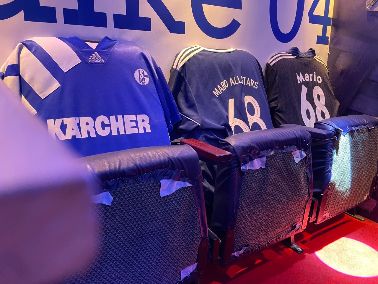 FC Schalke 04: Für Freund Mario wird in der VIP-Loge der Fan-Kneipe immer ein Ehrenplatz sein. 