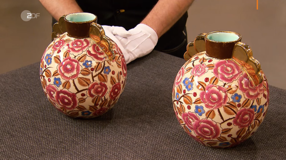 „Bares für Rares“-Experte Colmar Schulte-Goltz schätzt den Wert dieser Vasen auf bis zu 1.250 Euro.