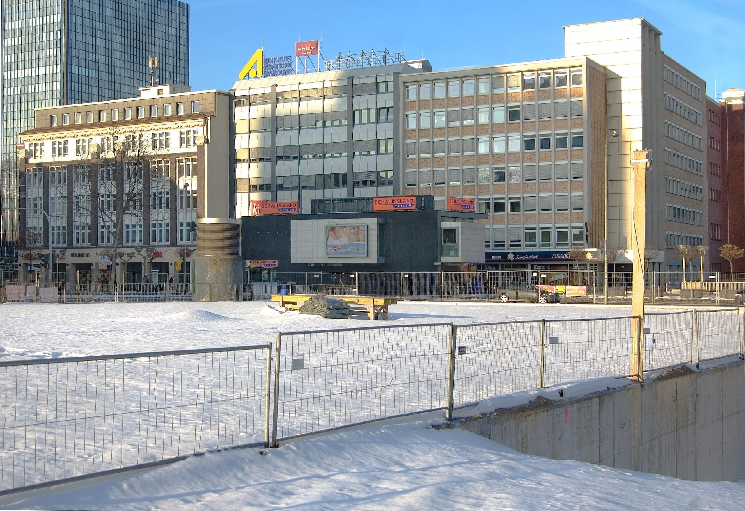 Der Bahnhofsplatz am 8. Januar 2011 und ... 