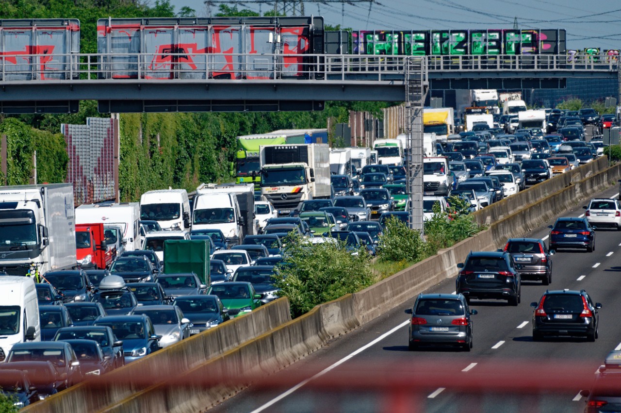 Der Verkehr in NRW dürfte Autofahrern am Mittwoch einiges abverlangen. Wegen des langen Wochenendes droht Stau auf den Autobahnen! (Archivfoto)
