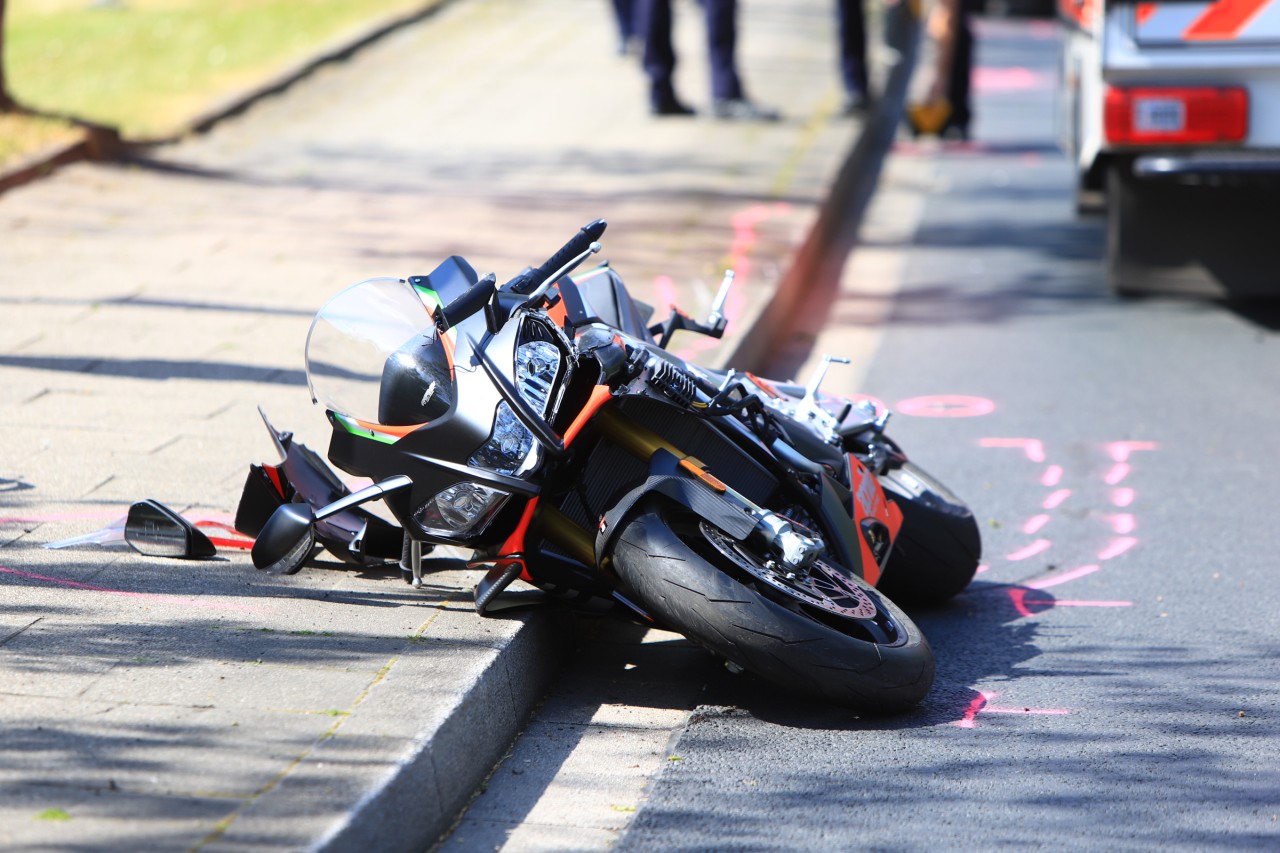Der schwer verletzte Motorradfahrer aus Bochum wurde von Rettungskräften in ein nahegelegenes Krankenhaus gebracht. 