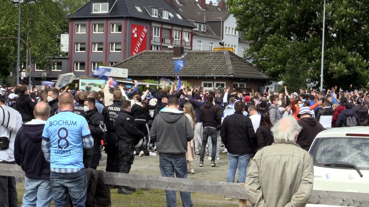 Während der Partie des VfL Bochum gegen den SV Sandhausen sammeln sich immer mehr Fans vor dem Stadion.
