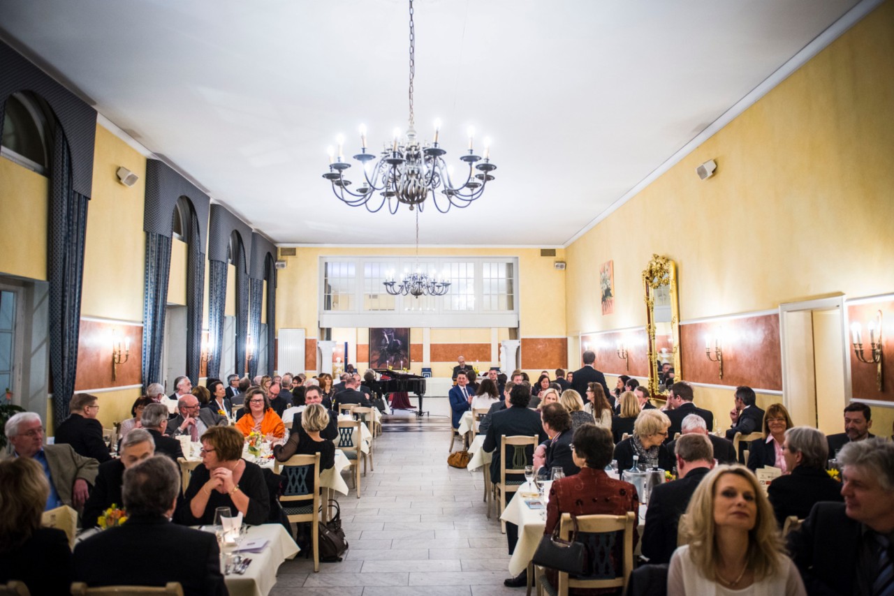 Gibt es trotz Reservierung keinen freien Platz mehr zum Essen, hat der Gast das Recht auf Schandensersatz.