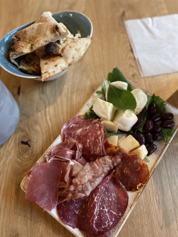 Der Vorspeisen-Teller ist lecker, aber ihn hat man auch in anderen Pizzerien schon gegessen.