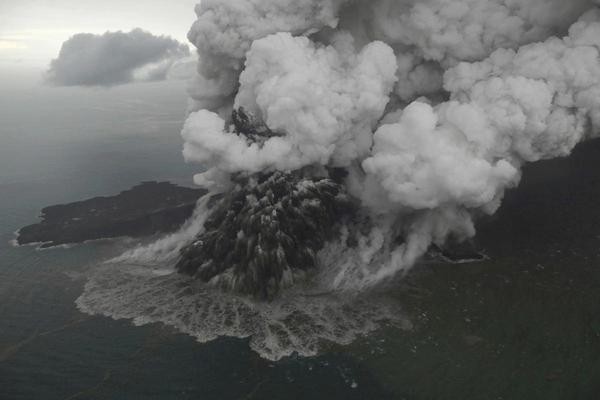Krater des Vulkans Anak Krakatau in der Sunda-Meerenge. 