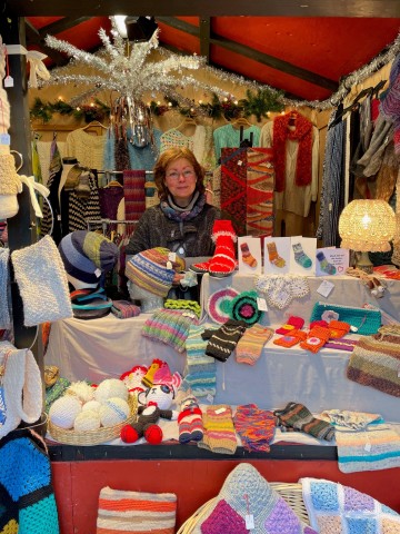 Weihnachtsmarkt Duisburg: Händlerin Sabine Merchel trägt eine Maske, wenn sie mit Kunden in Kontakt tritt.