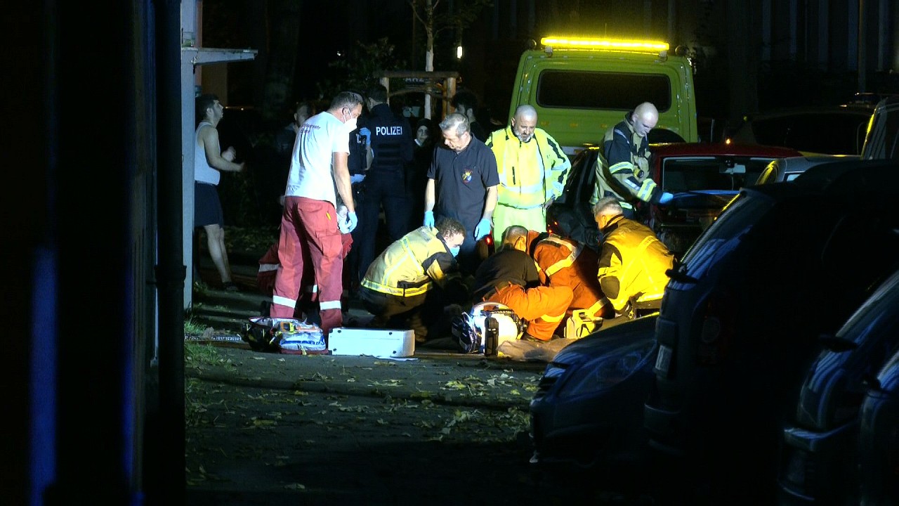 Rettungskräfte sorgen sich um den Schwerverletzten.