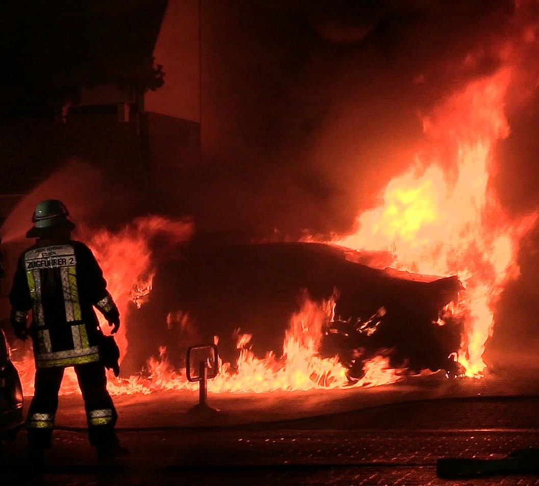 Ein Mercedes in Essen-Altendorf steht in Flammen!