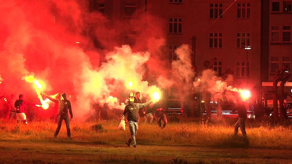 BVB-Fasn feierten am Borsigplatz den DFB-Pokalsieg mit Pyrotechnik und Autokorsos