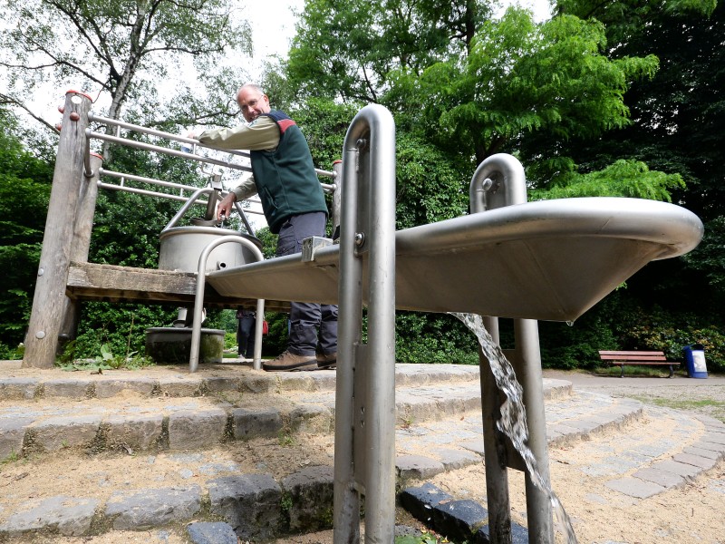 Stadtförster Stefan Jeschke testet im Jubiläumshain in Duisburg-Fahrn den Wasserspielplatz. Der öffentliche Park im Duisburger Norden besteht schon seit etwa 100 Jahren.