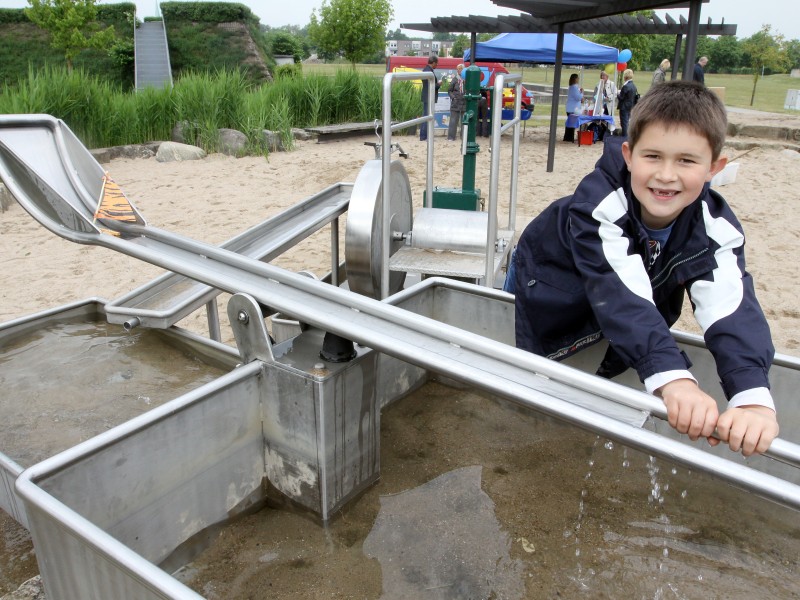 Tobias spielt im Olgapark in Oberhausen mit seinem selbstgebauten Floß.