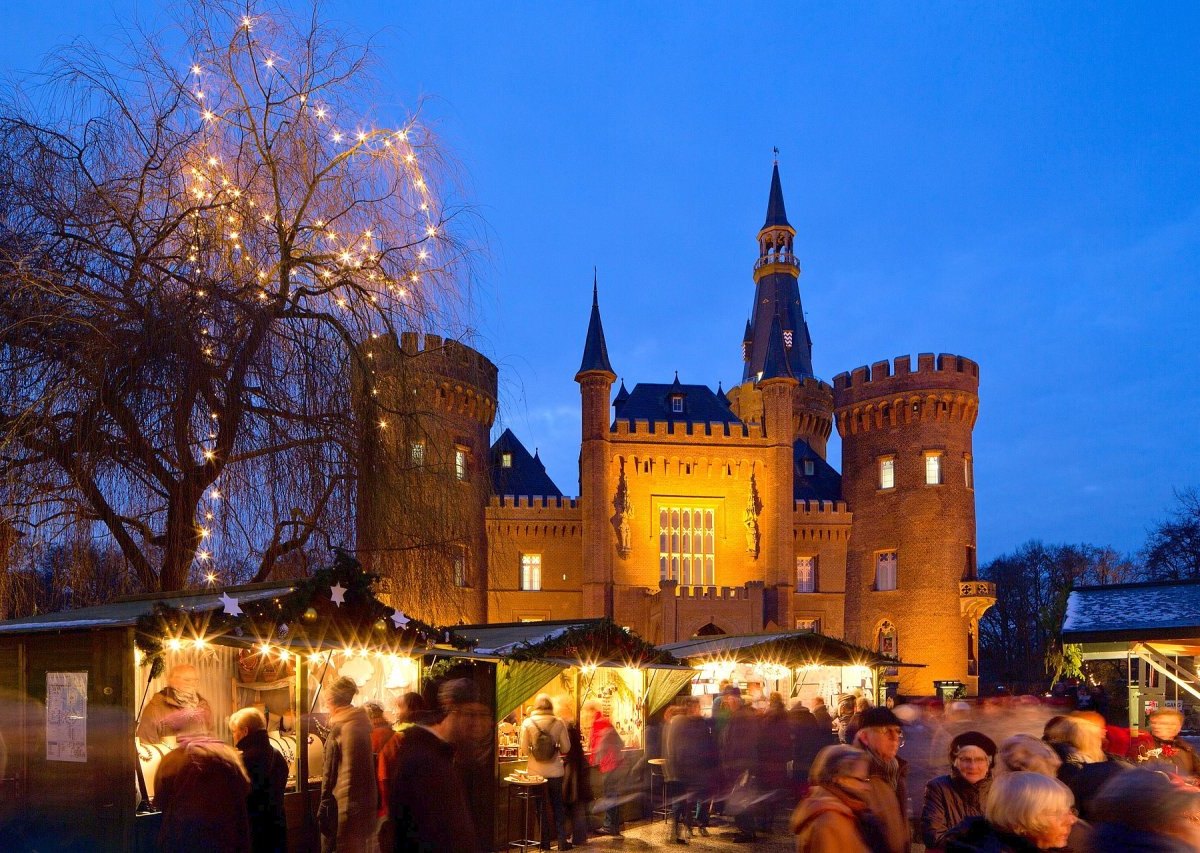 Weihnachtsmarkt im Schloss Moyland in Bedburg-Hau