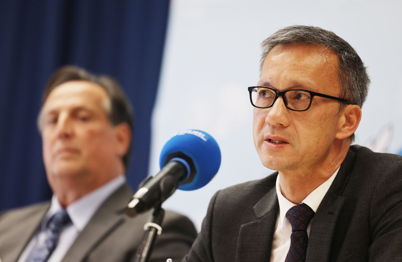 Falk Schnabel (r) , Polizeipräsident von Köln, spricht auf einer Pressekonferenz neben Kriminalhauptkommissar Jürgen Haese.