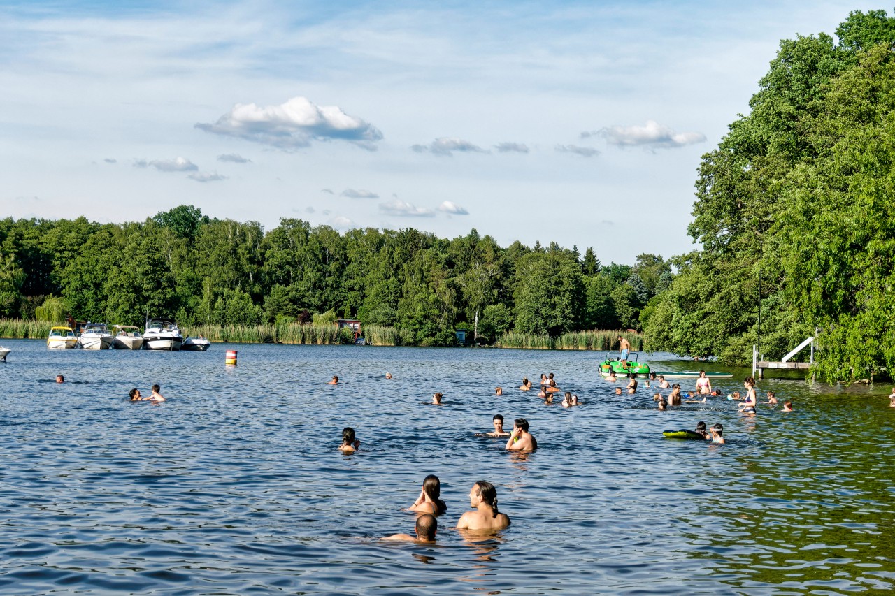 Wetter: Viele Menschen genießen den Sommer gerne am Wasser. 