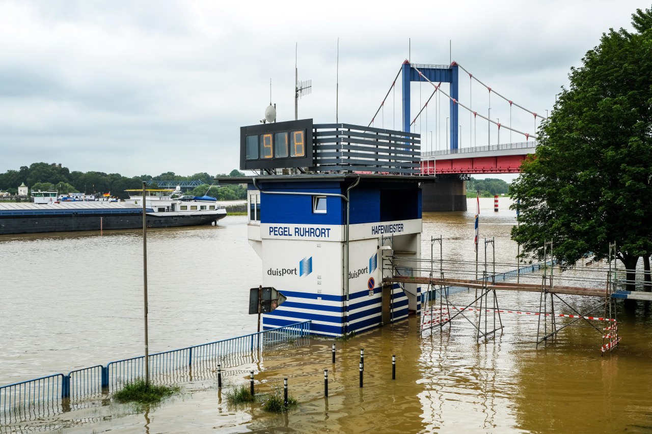 Wetter in NRW: Der Rheinpegel in Duisburg steigt bedrohlich. (Archivbild)