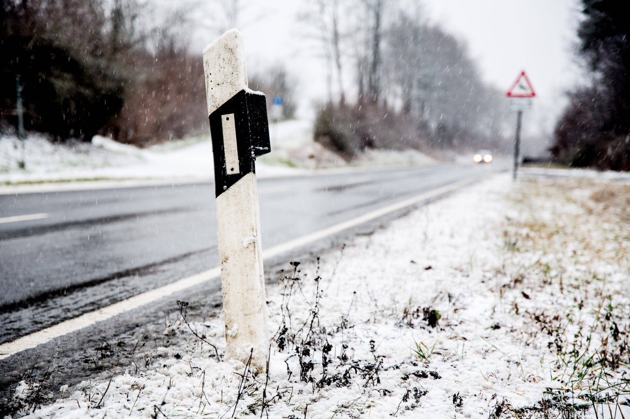 Das Wetter in NRW bleibt weiterhin ungemütlich. Auf der Straße ist nach wie vor Vorsicht geboten. (Symbolbild)