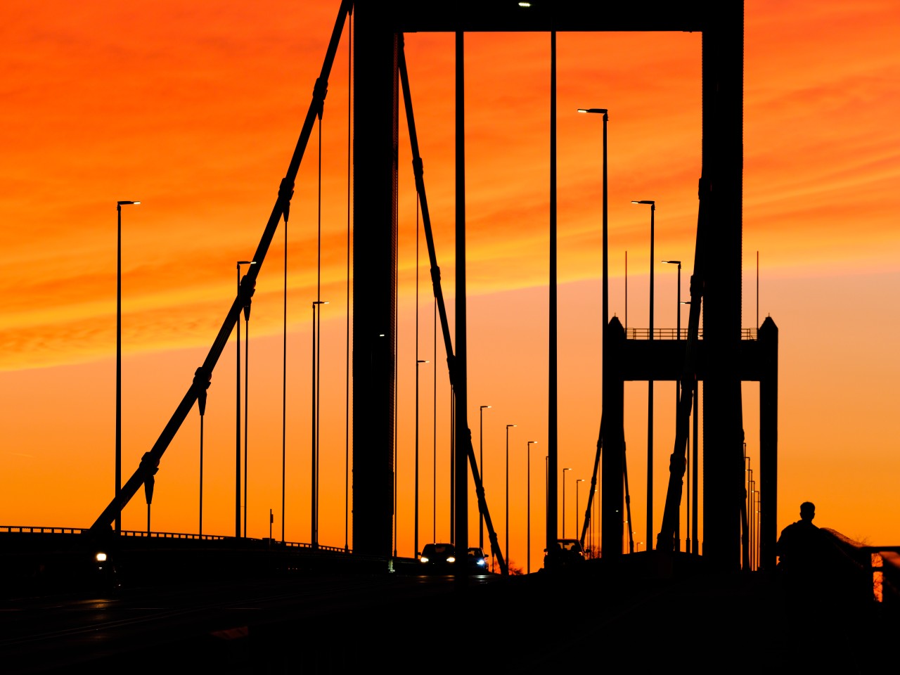 Sonnenuntergänge zum Genießen im Ruhrgebiet: Sahara-Staub machte es am Donnerstag möglich - wie hier an der Friedrich Ebert Brücke in Duisburg Ruhrort.