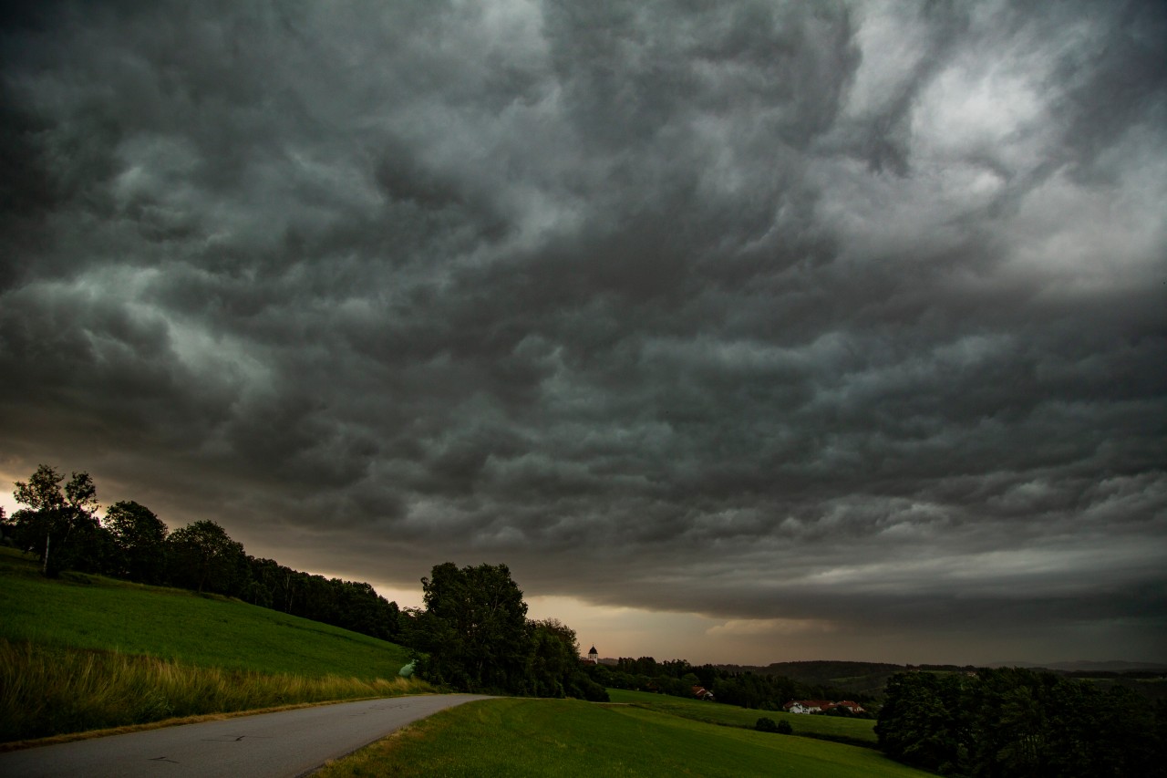 Das Wetter in Deutschland zeigt sich seit Wochen von seiner eher ungemütlichen Seite. (Symbolbild)