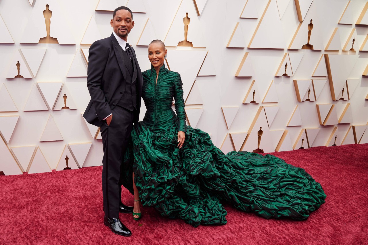 Will Smith und Ehefrau Jada Pinkett Smith bei den Oscars 2022. Auf dem roten Teppich war die Welt noch in Ordnung.