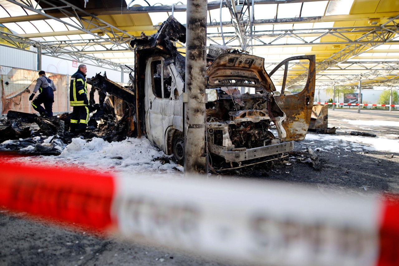 Der ausgebrannte Reibekuchen-Truck – wie es zu dem Feuer kam, ist noch unklar.