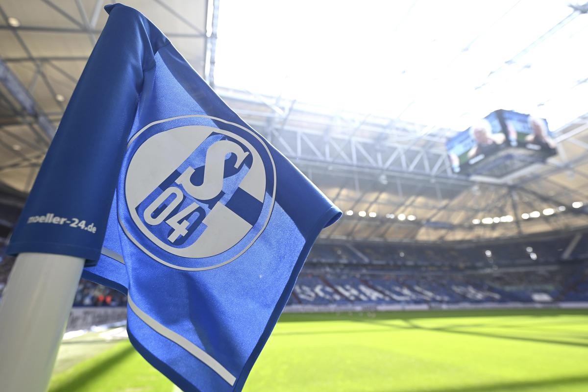 Willkommen zurück: Schalke 04 spielt wieder 1. Bundesliga. Die Arena ist natürlich an den ÖPNV angeschlossen, das schreit geradezu nach einer Anreise mit dem 9-Euro-Ticket. 