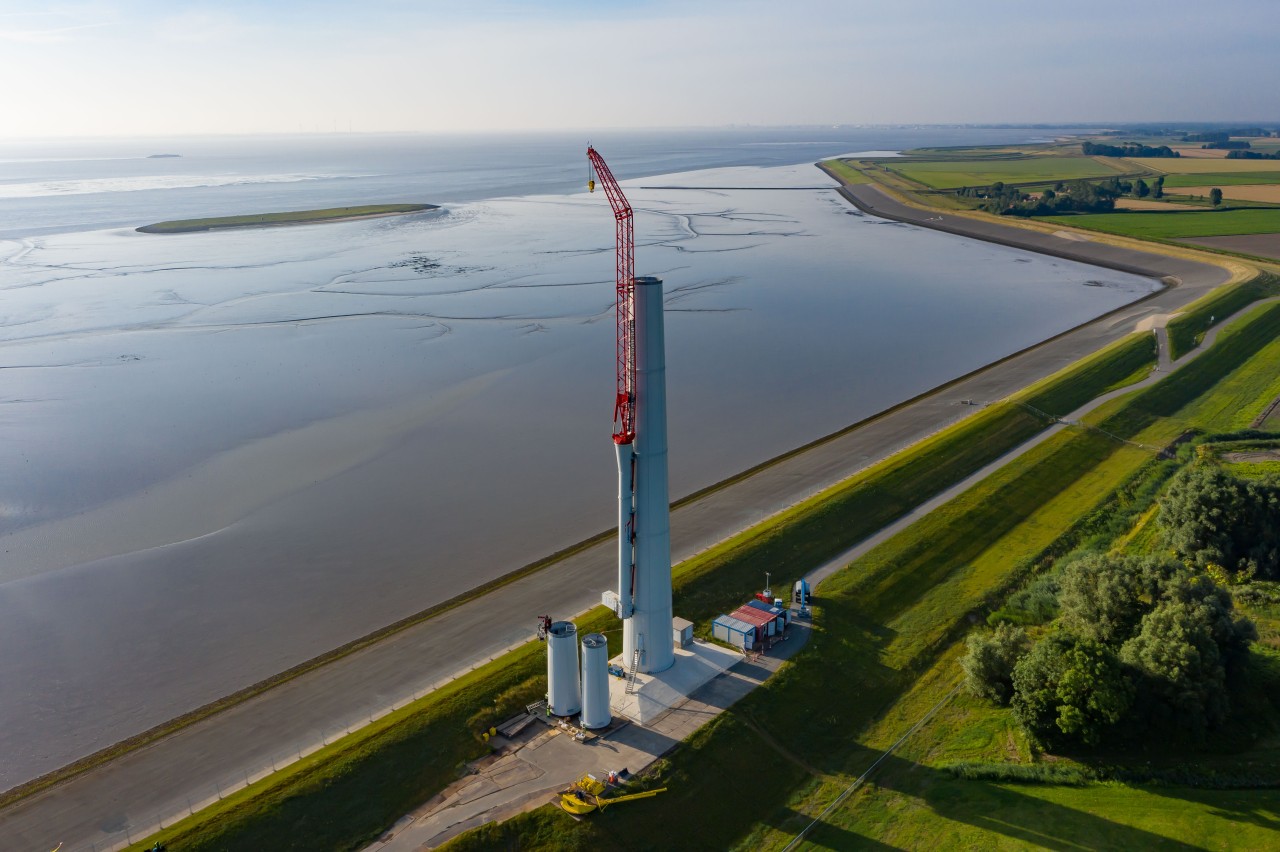 Am Oosterpolderdeich in Eemshaven entsteht eine visionäre Windkraftanlage.