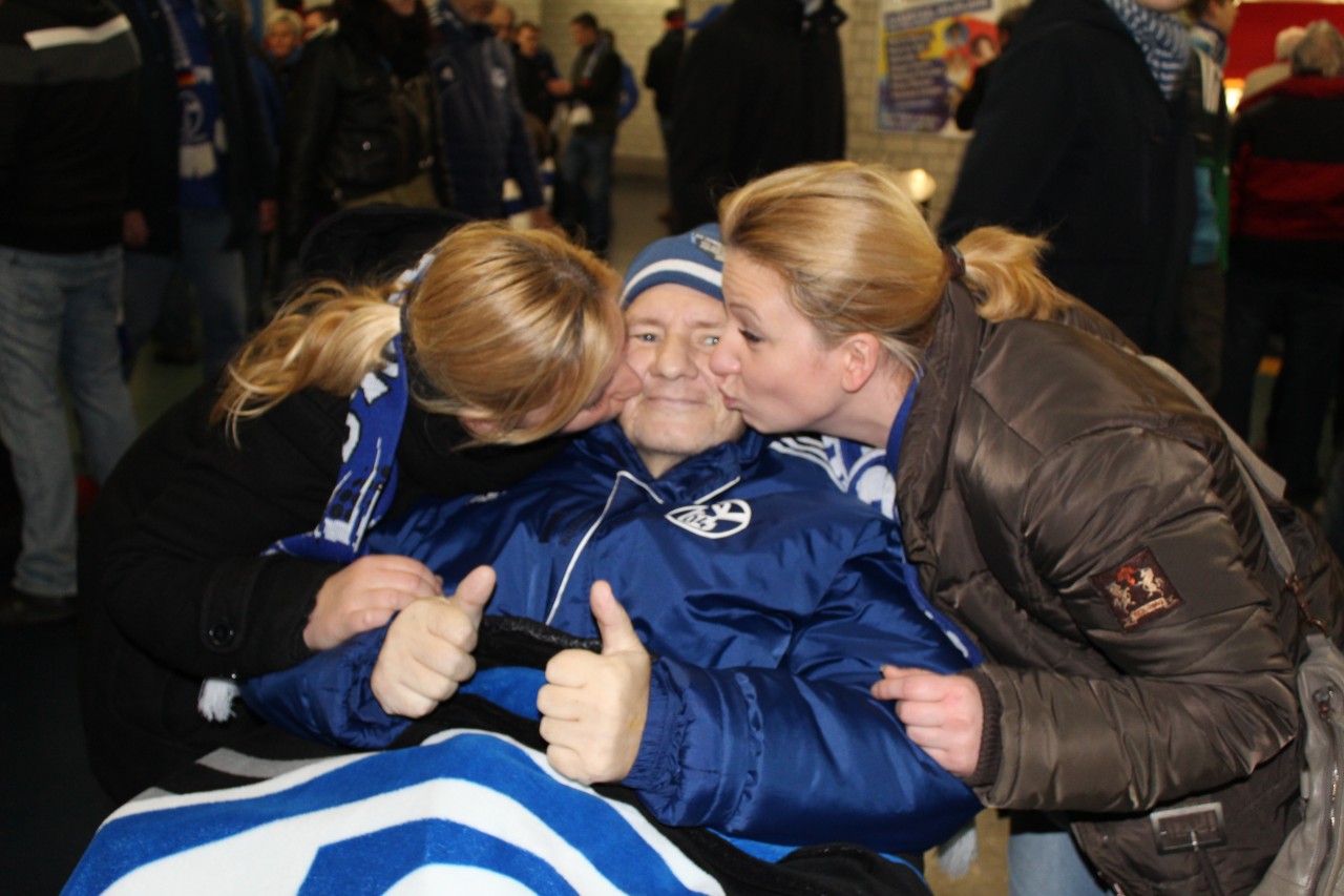 Ein sterbenskranker Vater besucht mit seinen Töchtern ein Schalke-Spiel.