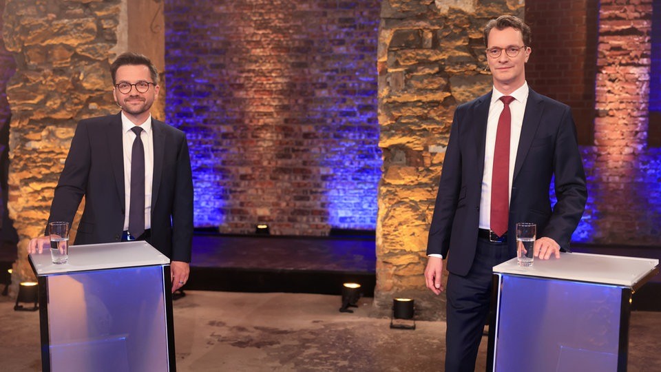 Ministerpräsident Hendrik Wüst und SPD-Herausforderer Thomas Kutschaty beim TV-Duell. 