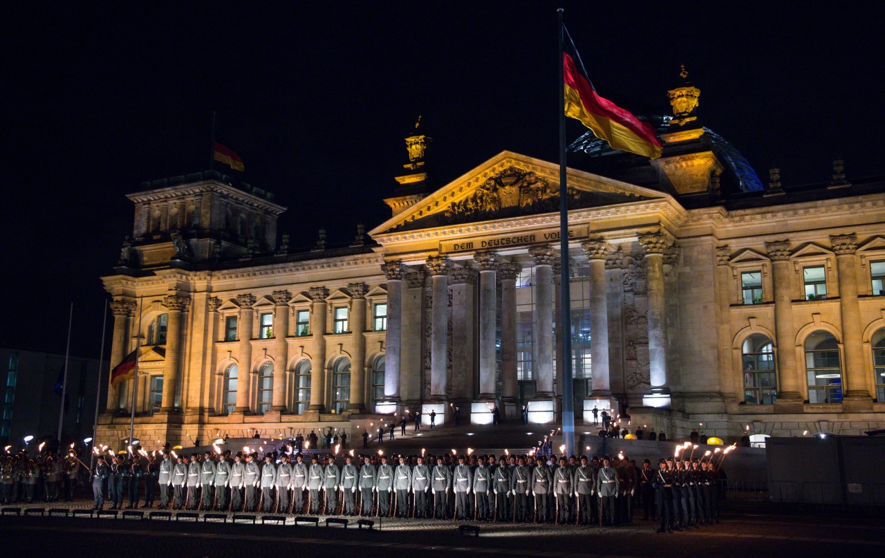 2015 gab es einen Großen Zapfenstreich vor dem Reichstagsgebäude zum 60. Jahrestag der Gründung der Bundeswehr. 