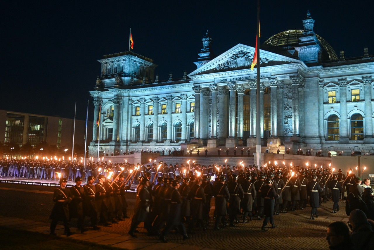 Der Große Zapfenstreich vor dem Reichstagsgebäude sorgt im Ausland für Empörung. 