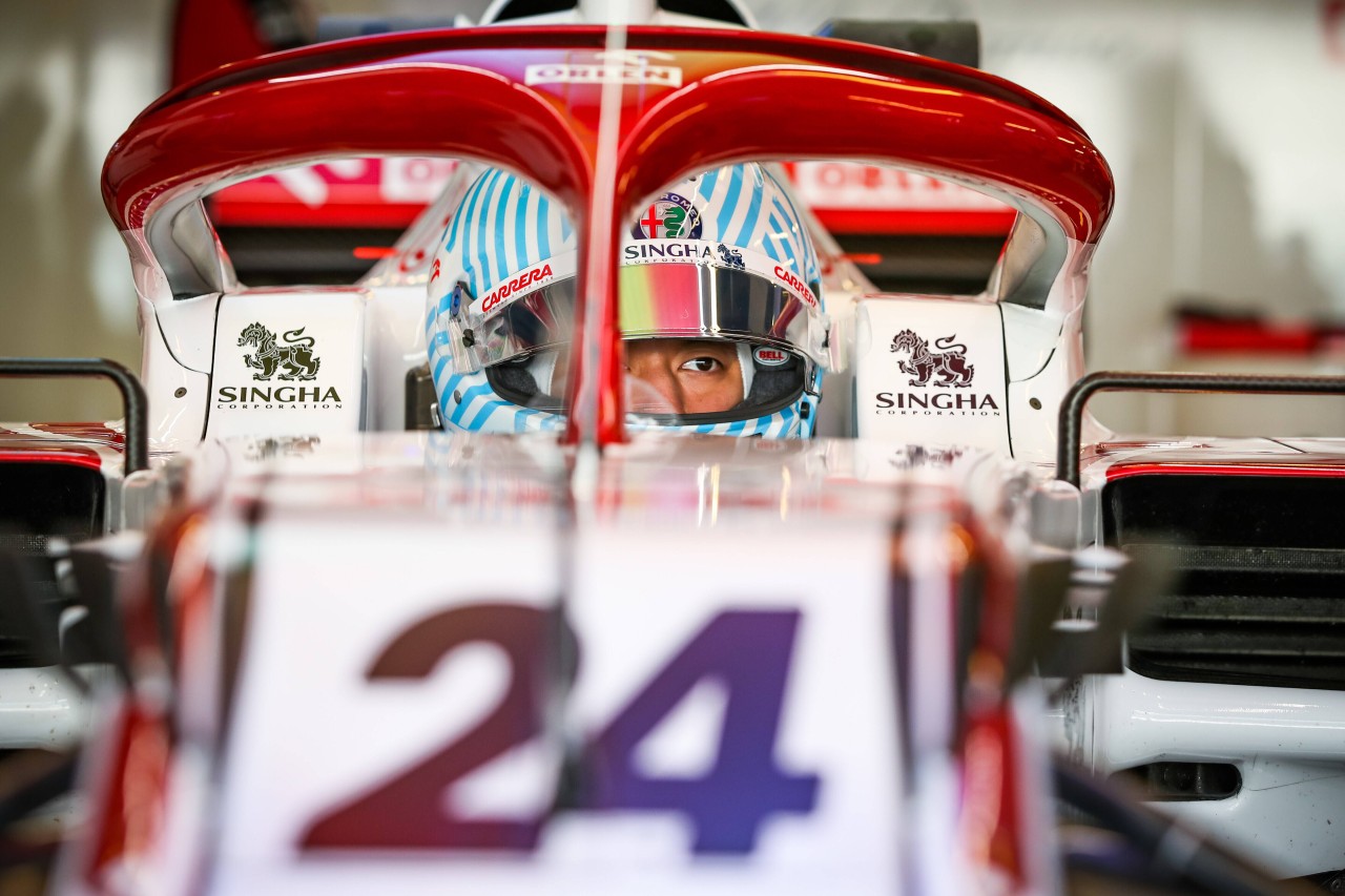 Zhou im Alfa Romeo während der Testtage nach dem Rennen in Abu Dhabi.