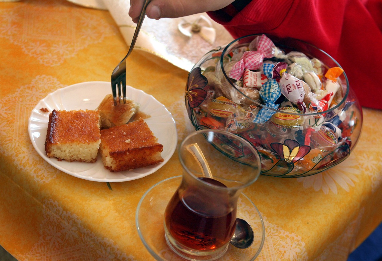 Das Zuckerfest feiern viele Muslime im Familienkreis mit Süßigkeiten, Süßgebäck und Tee. (Symbolfoto)