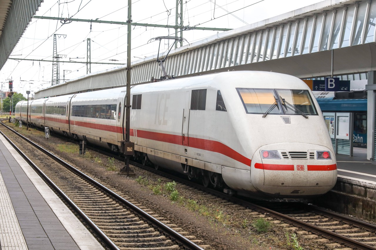 Eine Deutsche Bahn-Kundin ist ziemlich aufgebracht.