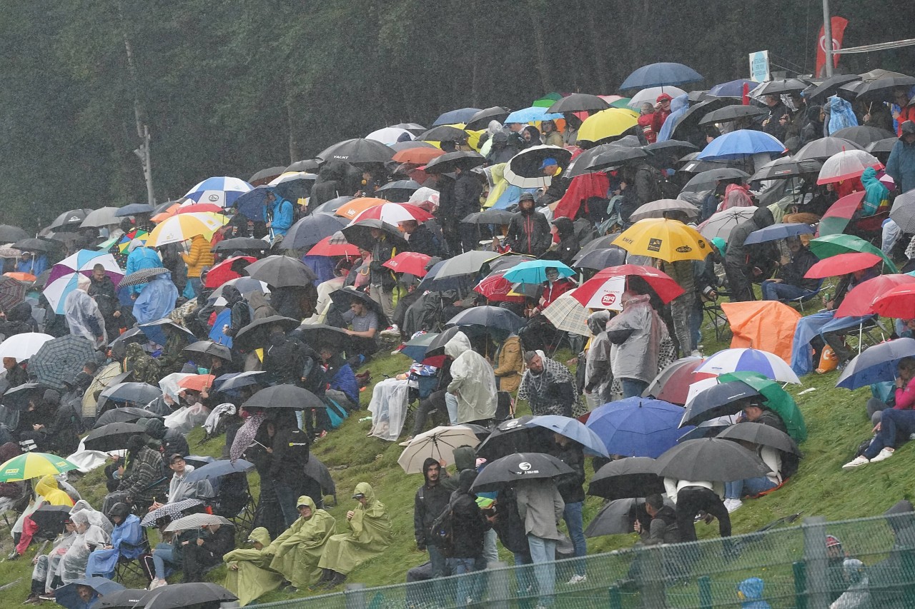 Stundenlang harrten die Zuschauer im belgischen Regen aus. 
