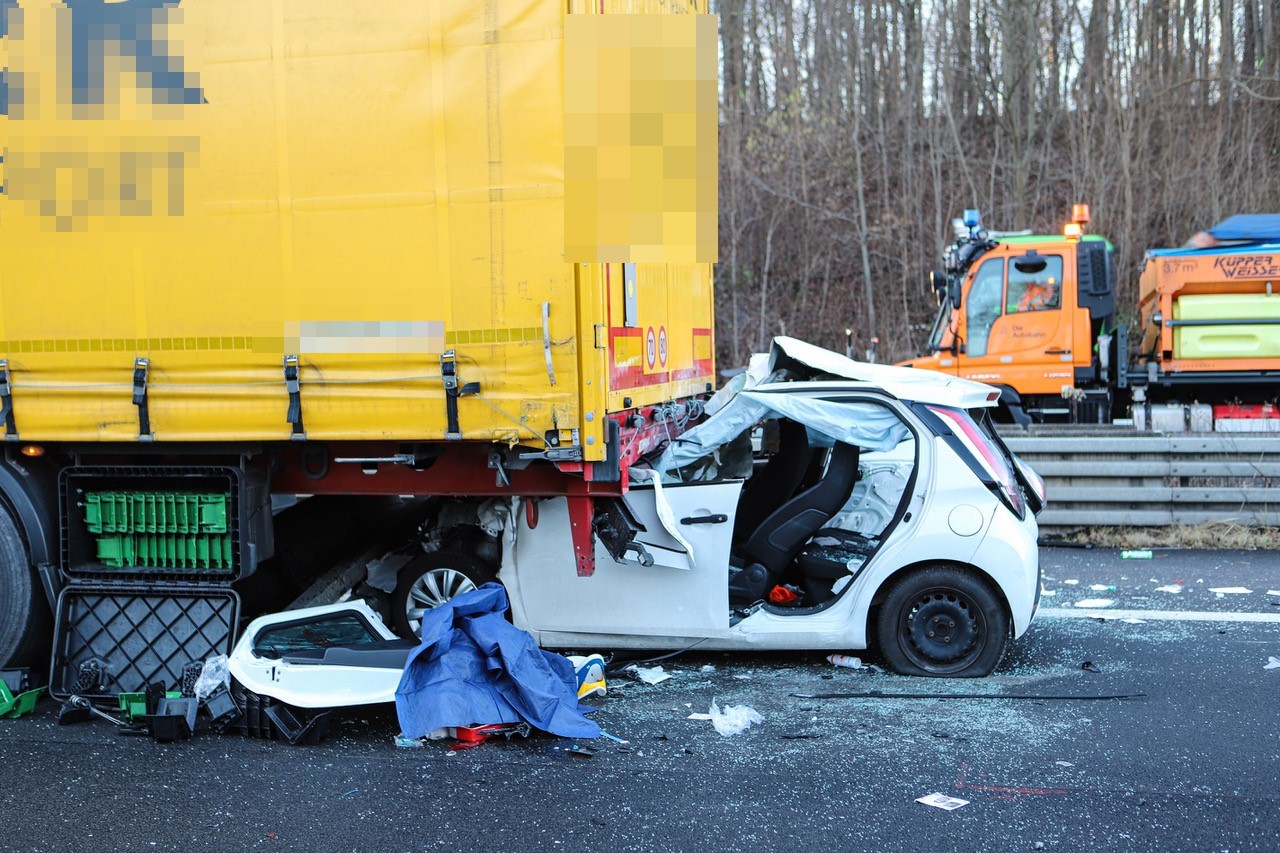 A45: Ein Auto aus dem Märkischen Kreis geriet bei einem Unfall auf der Autobahn unter einen Lkw.