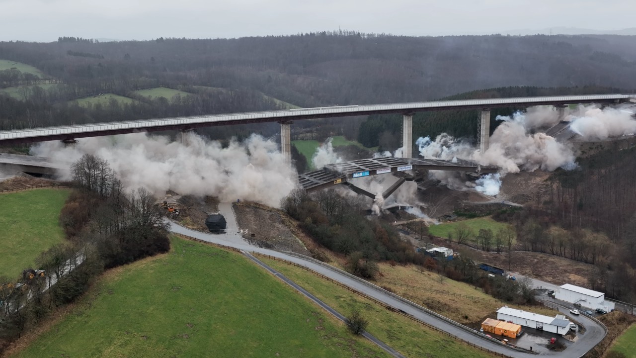 A45 in NRW: Die Talbrücke Rinsdorf fiel spektakulär in sich zusammen. 