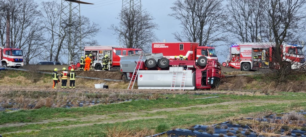 Dramatischer Unfall auf der A57! Ein Tanklaster kam von der Fahrbahn ab und landete in einer Böschung auf dem Dach.