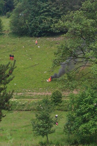 Nach der Kollision mit einem Kampfjet der Bundeswehr ist am Montagnachmittag ein Learjet bei Elpe im Sauerland abgestürzt. Der Unfall geschah bei einer Flugübung. Mindestens ein Insasse des Zivilflugzeugs kam ums Leben.