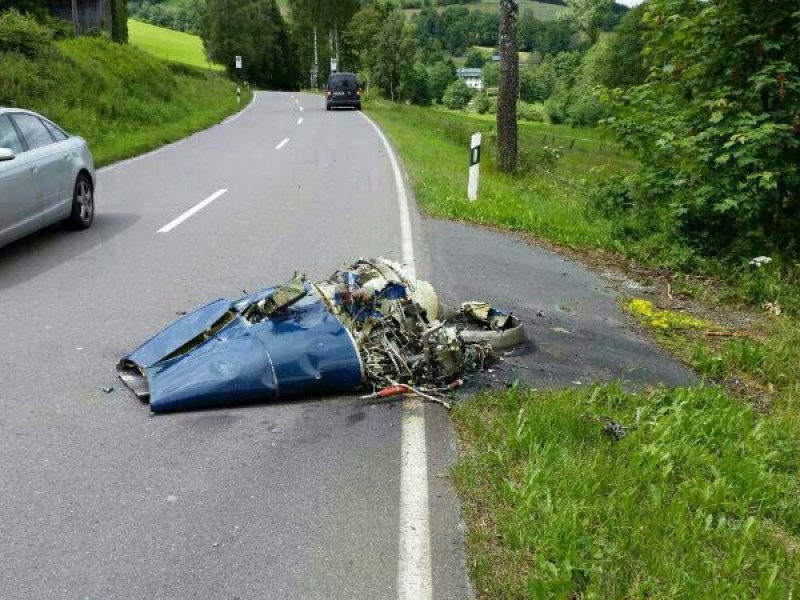 Nach der Kollision mit einem Kampfjet der Bundeswehr ist am Montagnachmittag ein Learjet bei Elpe im Sauerland abgestürzt. Der Unfall geschah bei einer Flugübung. Mindestens ein Insasse des Zivilflugzeugs kam ums Leben.