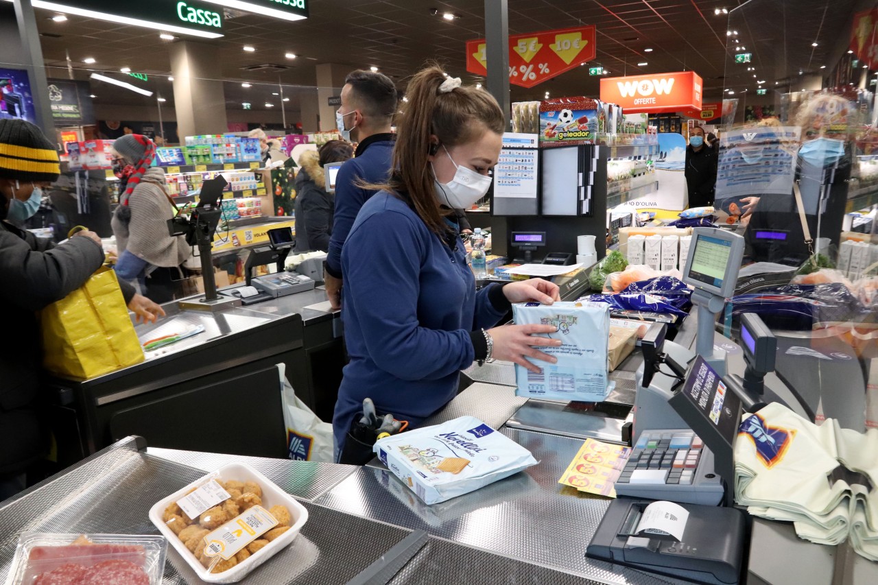 Aldi: Ein Mann amüsiert sich über die Hektik an der Kasse. (Symbolbild)