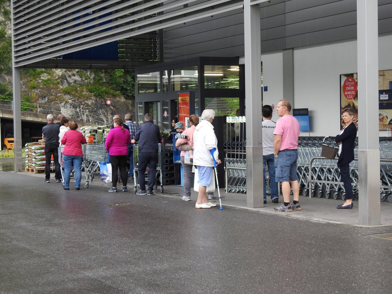 Aldi, Lidl, Edeka und Co: Zu gewissen Zeiten gehen besonders viele Menschen einkaufen. (Symbolbild)